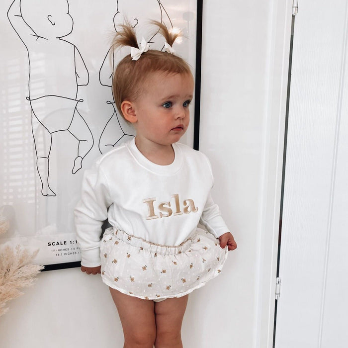 White crewneck sweatshirt with “Isla” front print and ribbed hem