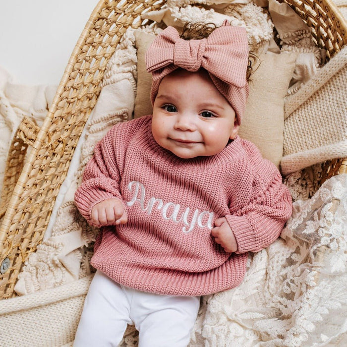 Dusty-pink knitted jumper with ribbed cuffs and name "Draya"
