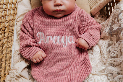 Dusty-pink knitted jumper with long sleeves, crew neck, and name "Draya"