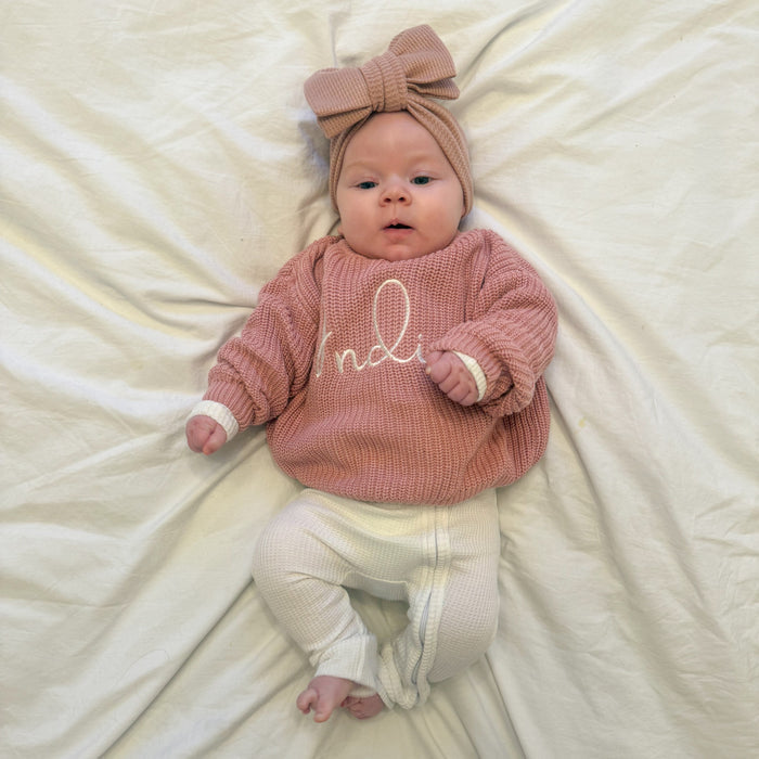 Dusty pink knitted jumper with 'Indie' script front and ribbed cuffs